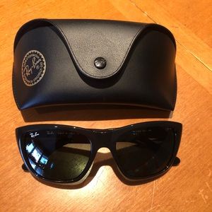 Woman’s Raybans